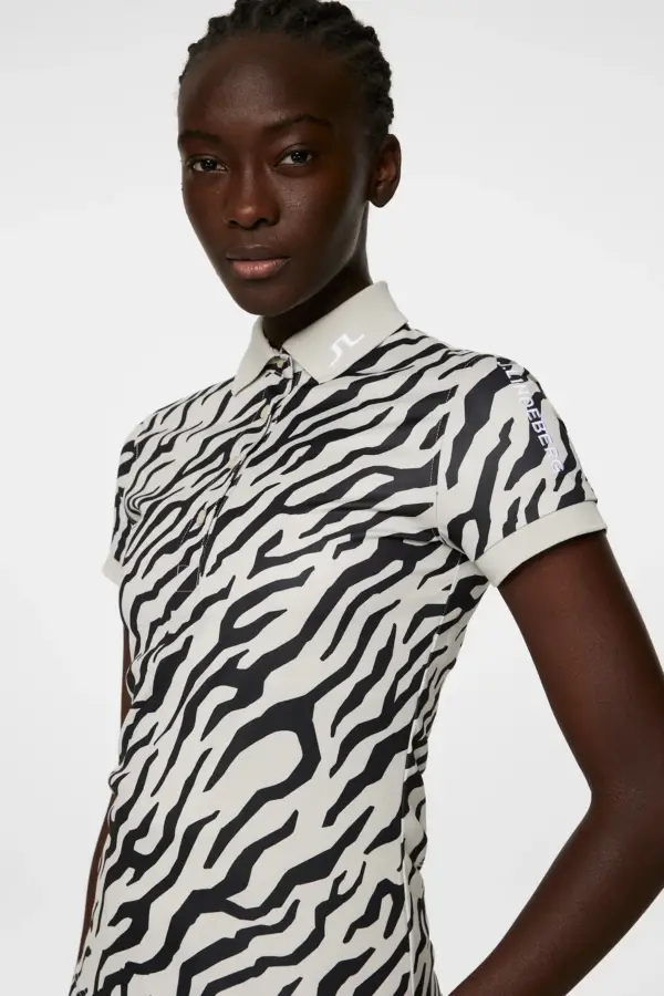 J.Lindeberg Tour Tech Print Polo Tour Tiger Moonbeam - Imagen 4